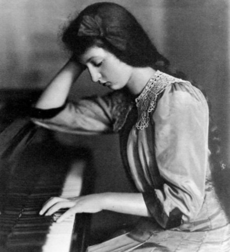 piano,black,and,white,woman,alone,sad,clara,haskil-5097b48e8f8c35d0539526bc509a1af1_h