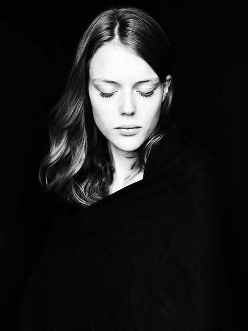 woman-portrait-black-and-white